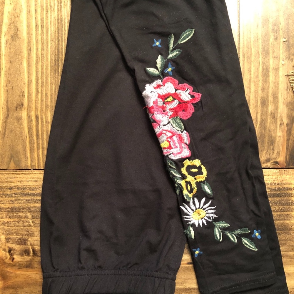 A&D leggings with embroidery